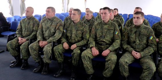 Удостоверения участников боевых действий получили солдаты добровольческого батальона 