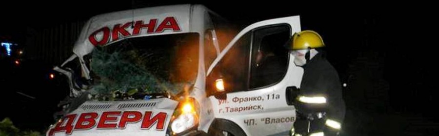 Херсонские спасатели извлекают водителя микроавтобуса, врезавшегося в трактор. Фотофакт