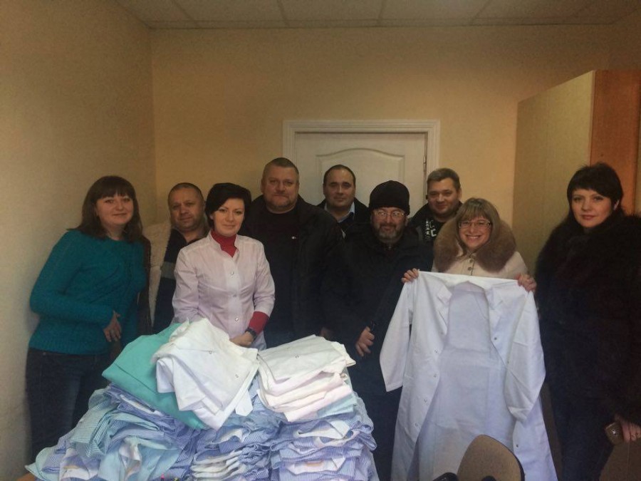 Херсонські волонтери, дякуючи закордонним партнерам, вдягли персонал обласної лікарні відновного лікування