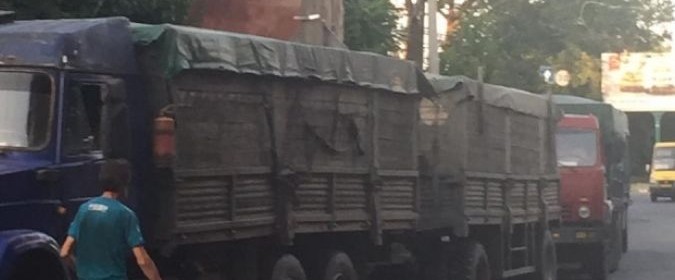 Херсонские СМИ зря забили тревогу – исполком не разрешал грузовикам разбивать городские дороги