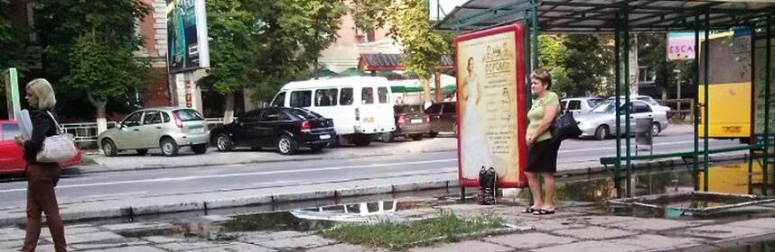 Незаконный остановочный комплекс начали строить в центре Херсона Незаконный остановочный комплекс начали строить в центре Херсона