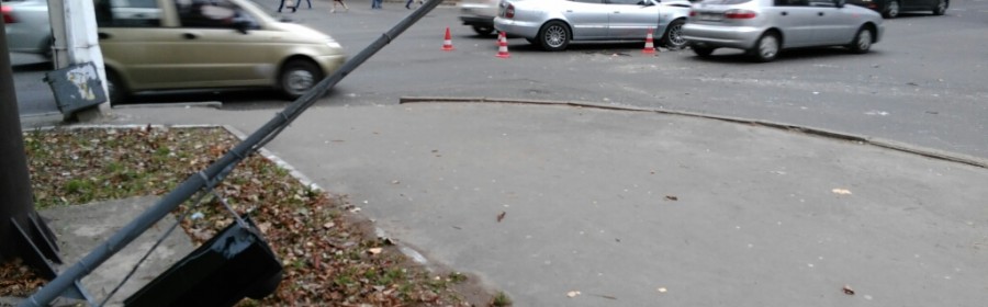 Утреннее ДТП в центре Херсона, «жертвой» которого стал светофор Утреннее ДТП в центре Херсона, «жертвой» которого стал светофор