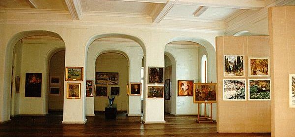 У Херсоні відкрили три виставки для жінок.