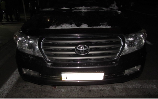 Два дорогих авта зупинили на Херсонщині на кордоні з Кримом Два дорогих авта зупинили на Херсонщині на кордоні з Кримом