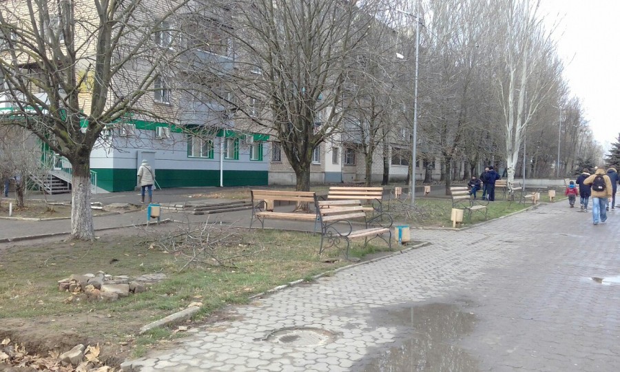 На Шуменском в Херсоне горят фонари и лежат ветки На Шуменском в Херсоне горят фонари и лежат ветки