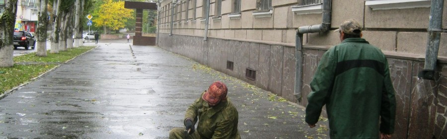 Возле херсонского УСБУ начали строить забор Возле херсонского УСБУ начали строить забор