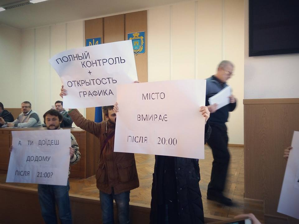 Сквозь свист херсонских перевозчиков пассажиры прорвались с транспарантами (фото)