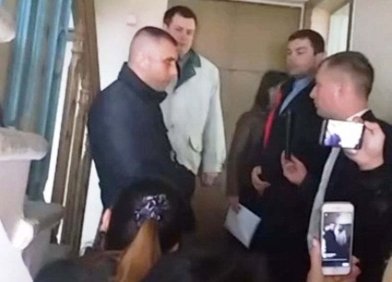 Херсонские активисты пытаются прорваться в приемную 