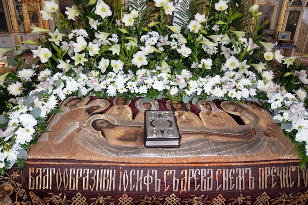 В Херсонских храмах через несколько часов скорбную плащаницу сменит образ Воскресения