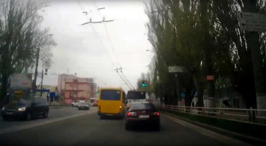 Херсонская маршрутка удивила участников дорожного движения (видео)