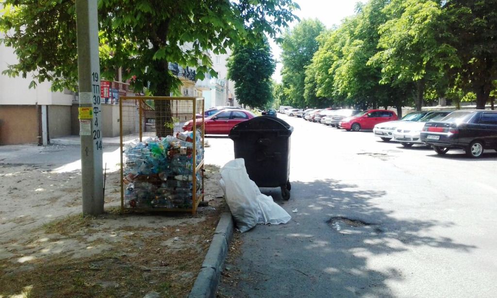 Центр Херсона украсили специальные баки для пластика (фотофакт)