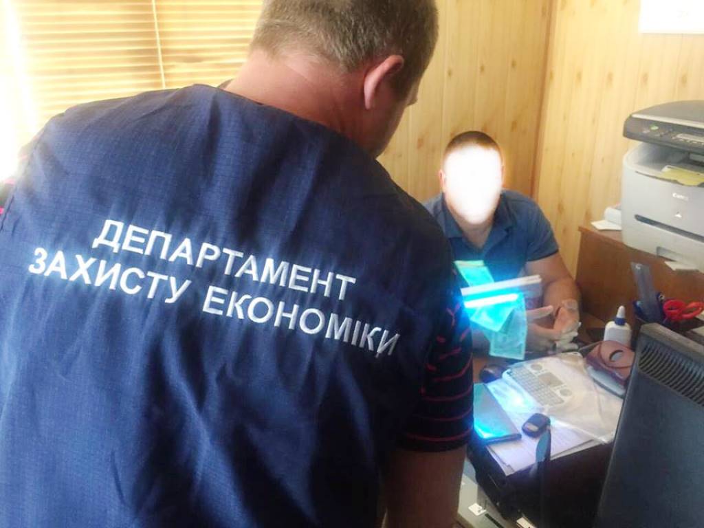 На Херсонщині поліцейські затримали службових осіб експертно-оціночної установи