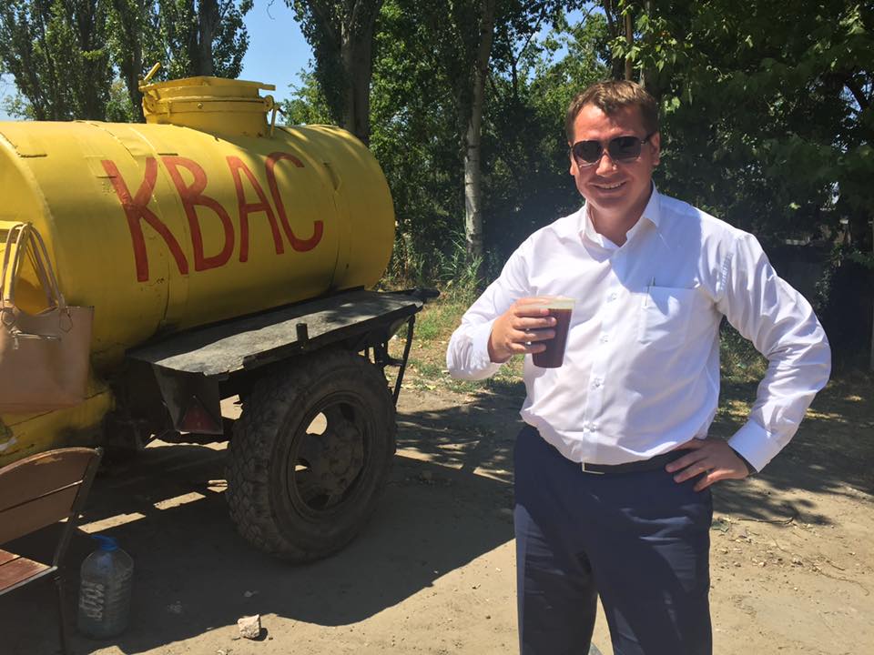 Андрій Гордєєв рекламує херсонський квас