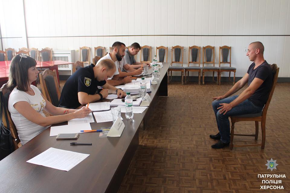 Перші кандидати в патрульну поліцію Херсона проходять співбесіди (фото) Перші кандидати в патрульну поліцію Херсона проходять співбесіди (фото)