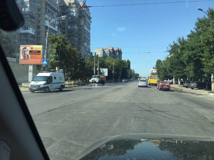 Спальники Херсона тоже поливают - машина проехала на Таврическом (фото)
