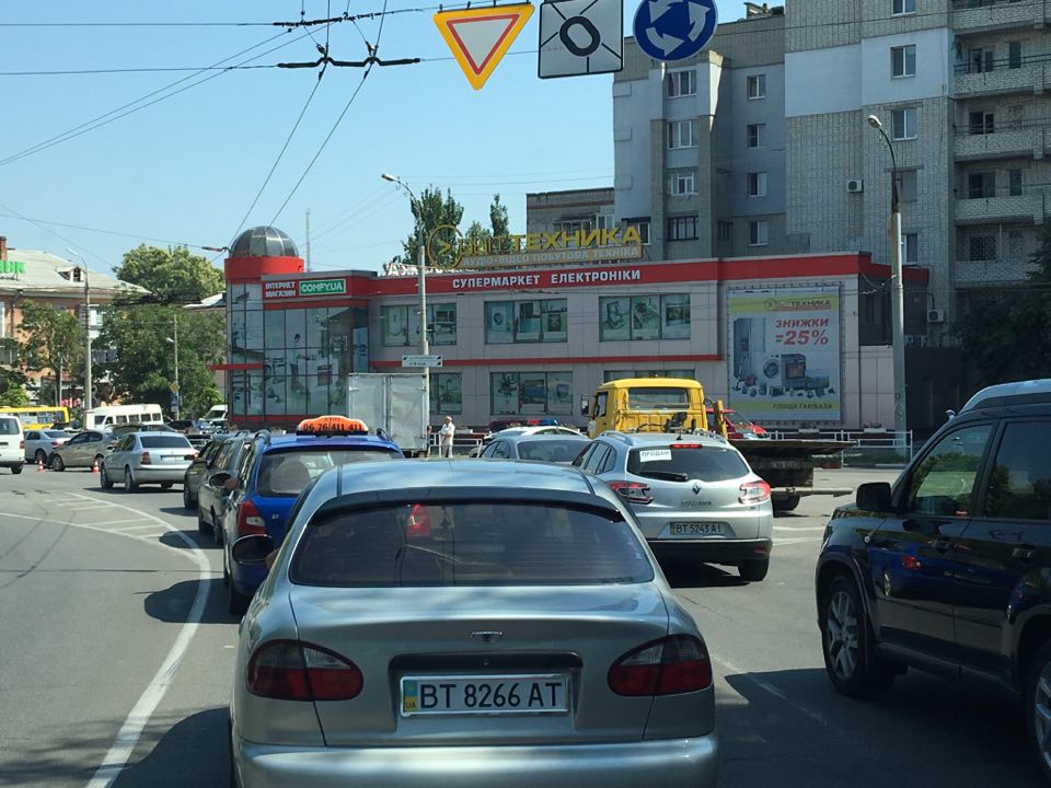 На площади Ганнибала в Херсоне из-за ДТП ограничено движение (фото)