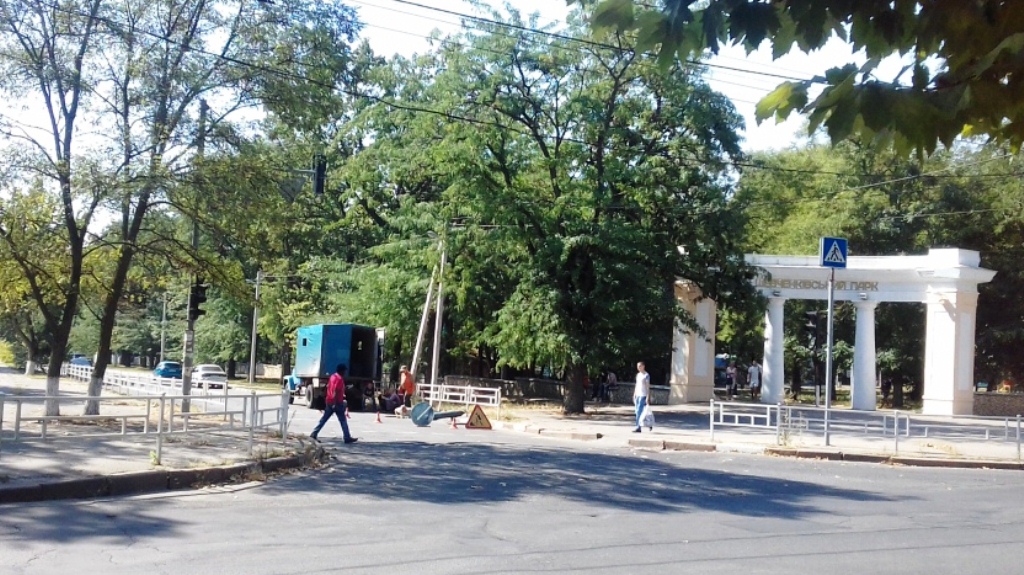 Ремонт коммуникаций у херсонского парка продолжили год спустя (фото)
