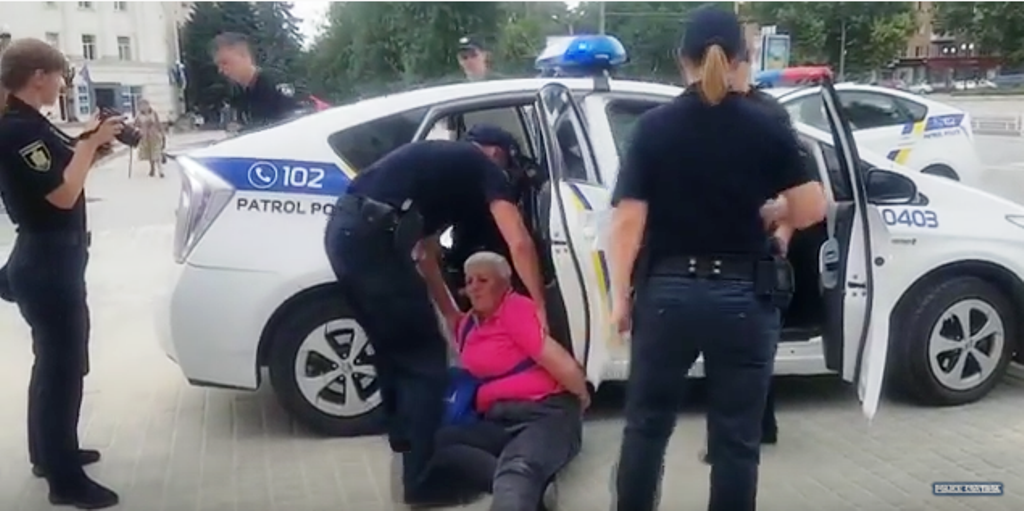 Задержание пожилой женщины десятком полицейских в центре Херсона взорвало соцсеть (видео)