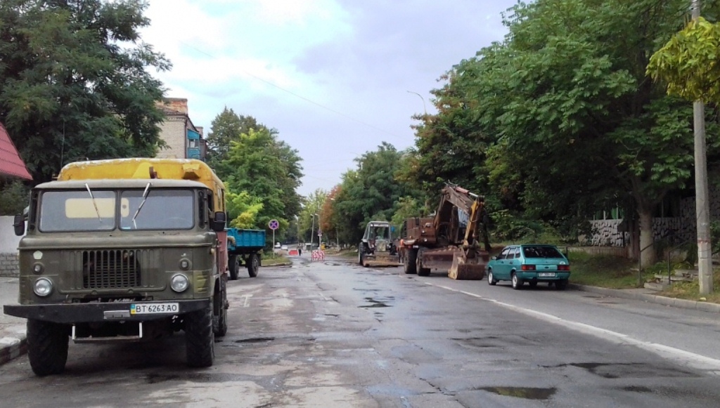 Ремонт водопровода или ремонт дороги - херсонцы снова перед выбором (фото)