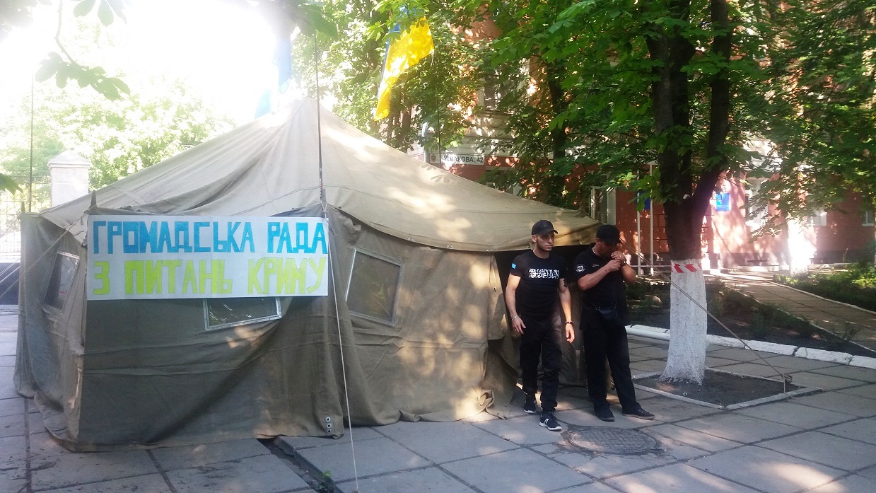 Из крымской палатки в центре Херсона может вырасти новый Общественный совет Из крымской палатки в центре Херсона может вырасти новый Общественный совет