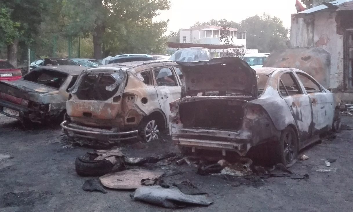 У Херсоні вдосвіта згоріло одразу декілька автівок