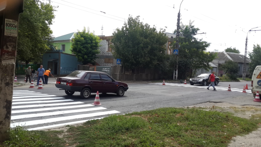На дорогах Херсона кое-где «оживляют зебру»