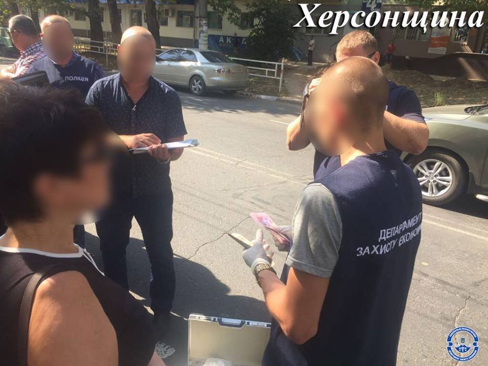 Плавати за придбані дозволи на Херсонщині будуть менше - хабарницю з Укртрансбезпеки зупинили