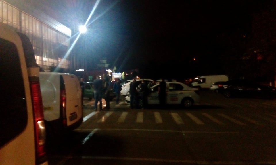 В Херсоне на месте ограбления ювелирного магазина  полиция опрашивает свидетелей (фото)