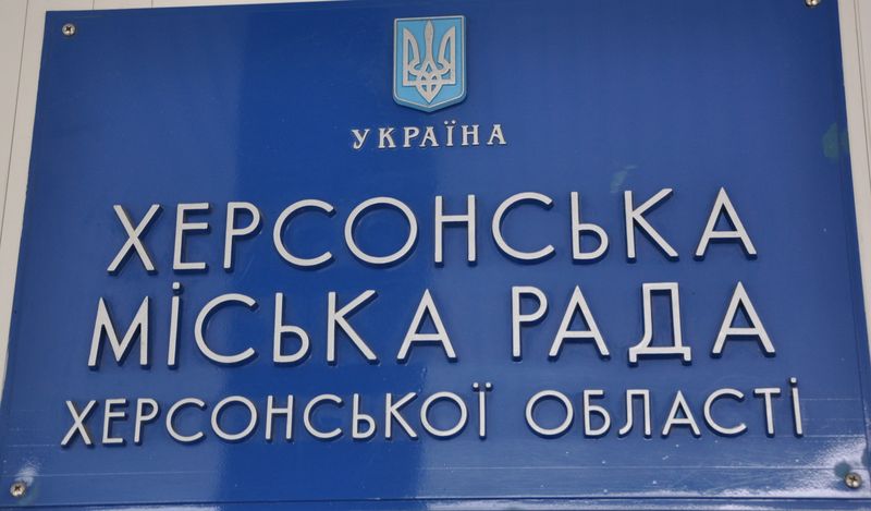 Виїзне засідання херсонцям з аварійного будинку не допомогло
