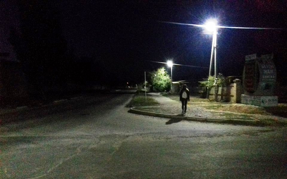 Впервые за десятилетие на одной из улиц Херсона ночью горят фонари (фотофакт)
