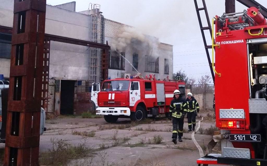 Безхатченки Херсона гріються, пожежні гасять