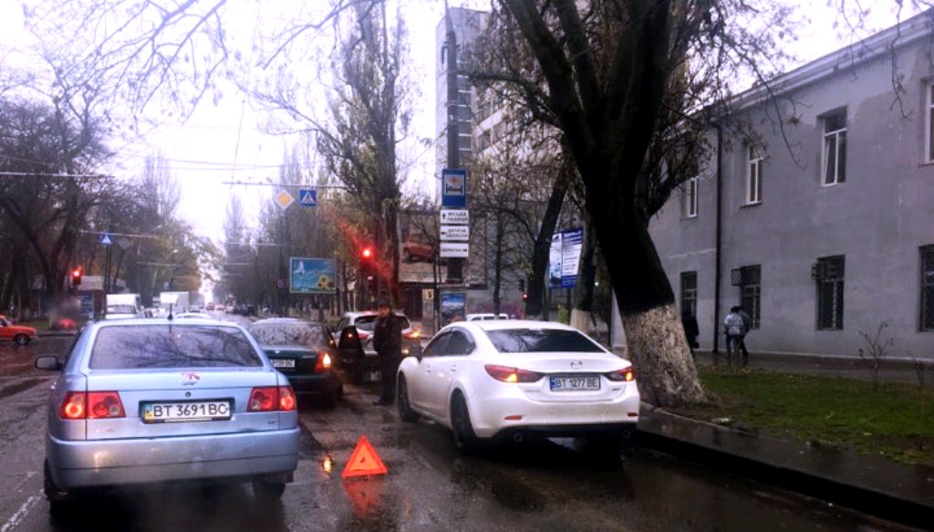 ДТП на  мокрой дороге усложнило проезд через центр Херсона (фото)