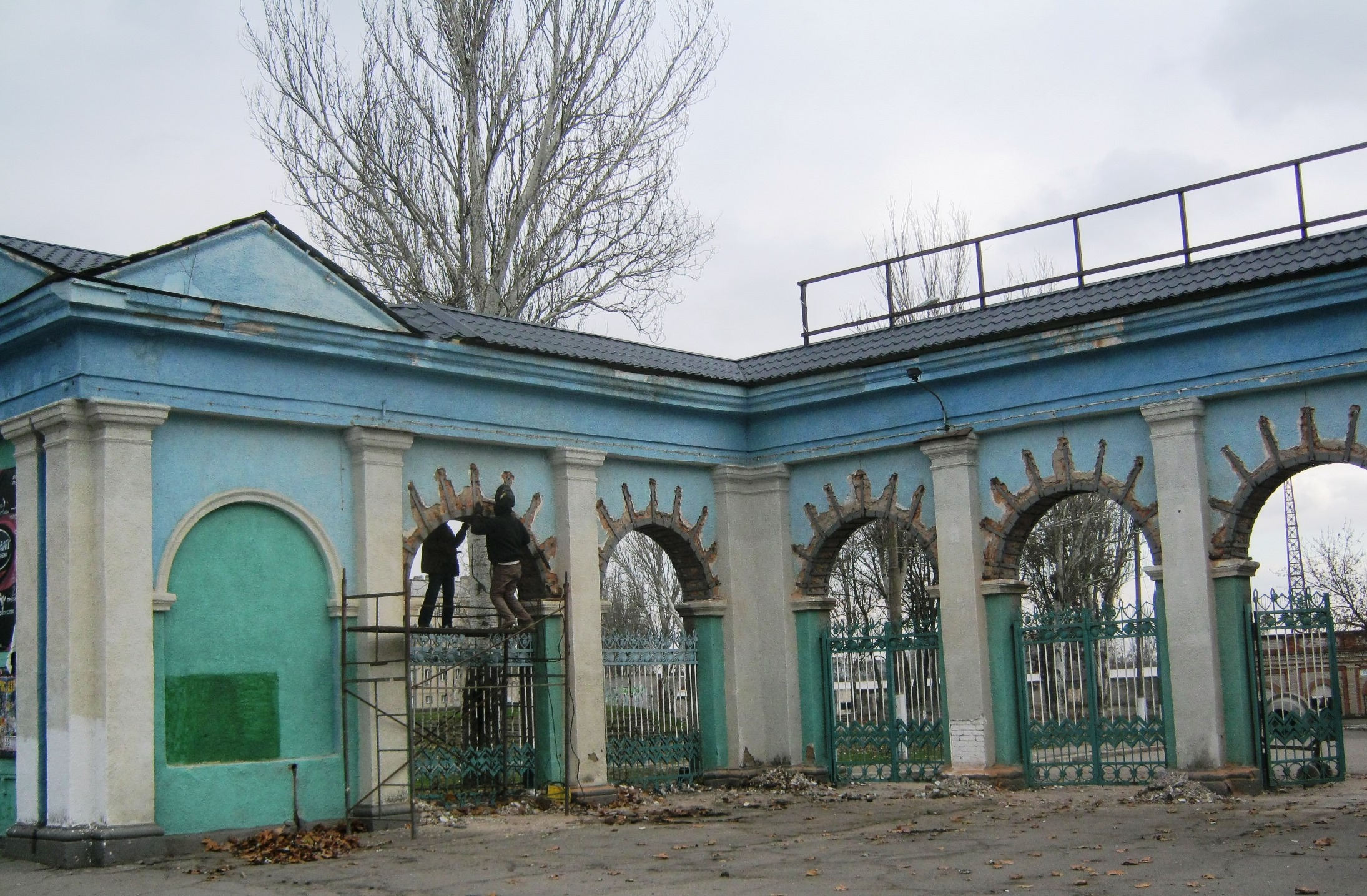 На остановке 