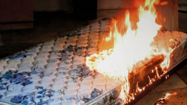 Мешканцю Нової Каховки, любителю покурити у ліжку знадобилася допомога рятувальників