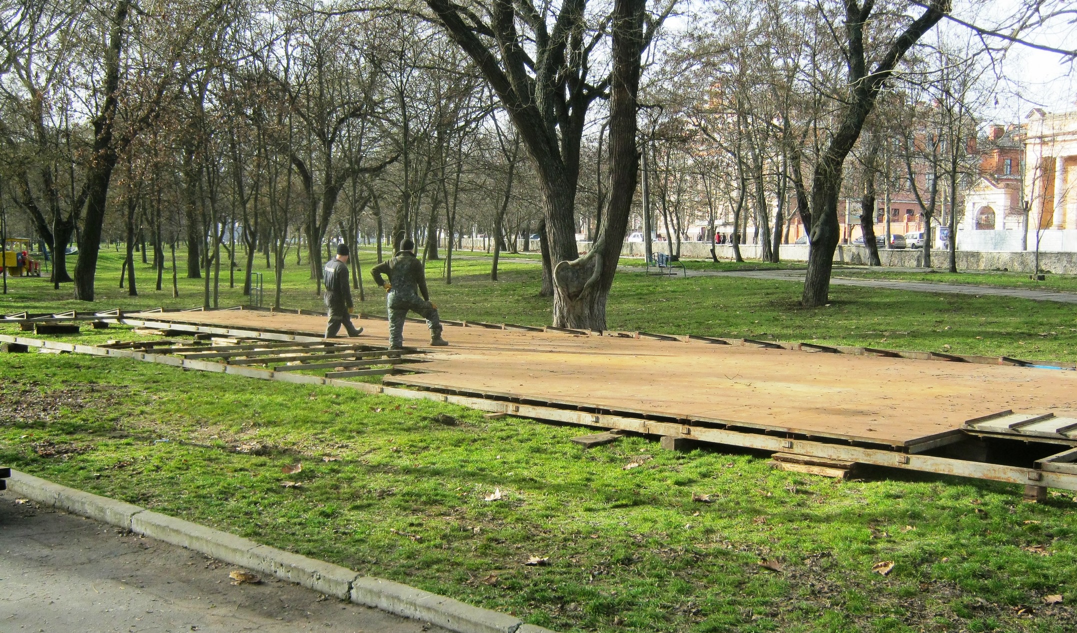 Демонтированы незаконные сооружения в главном парке Херсона (фото)