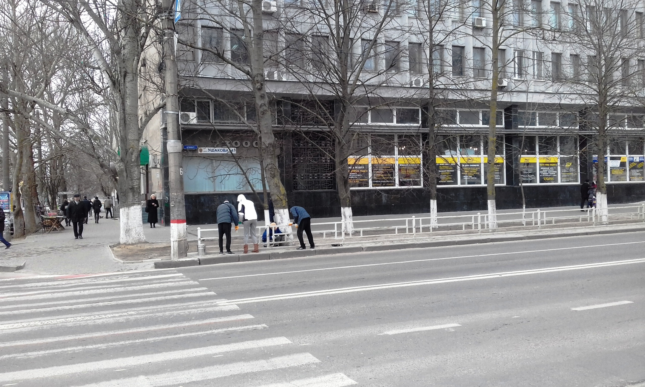 У Херсонского почтамта обновили ограждение (фотофакт)