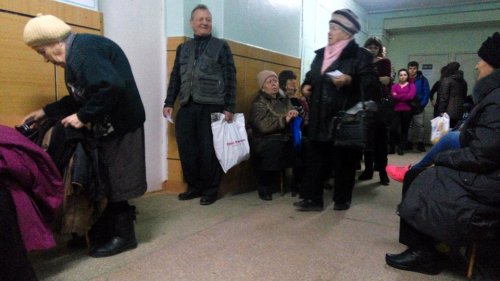 Херсонцы выстаивают длинные очереди на пути к... медицинской реформе