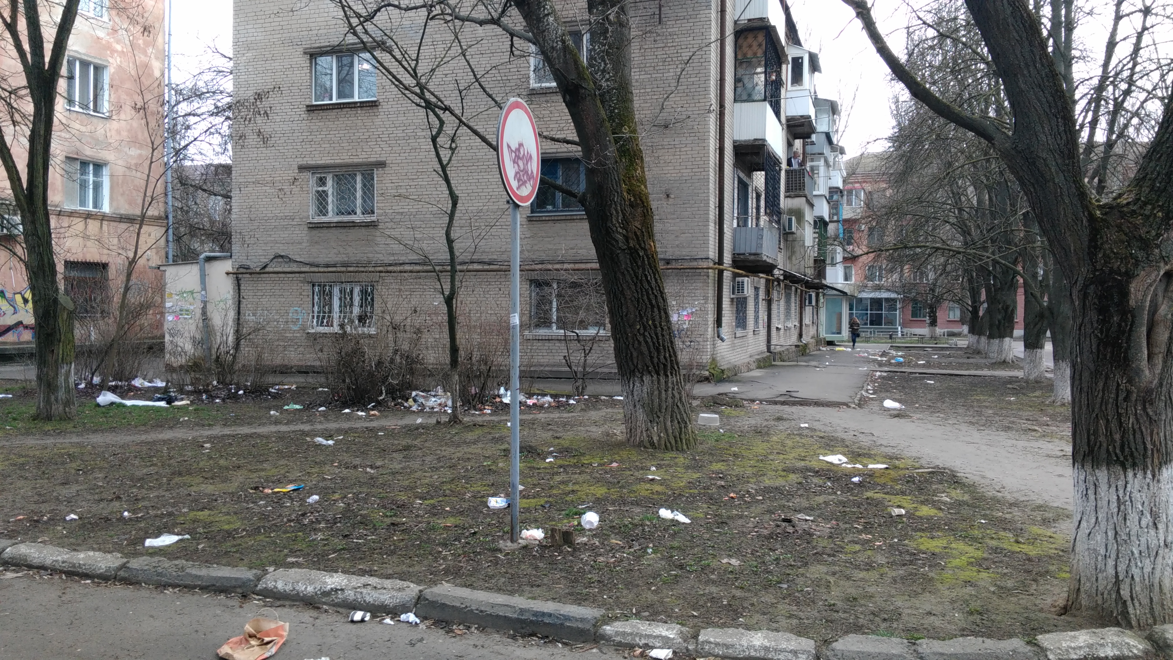 Херсонские  коммунальщики свой график под праздники не подстраивают (фотофакт)