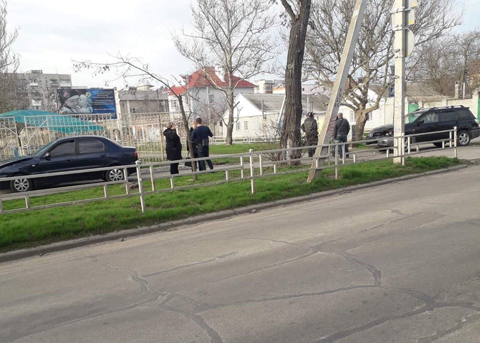 От удара один из автомобилей вылетел на тротуар и врезался в забор - авария в  центре Херсона
