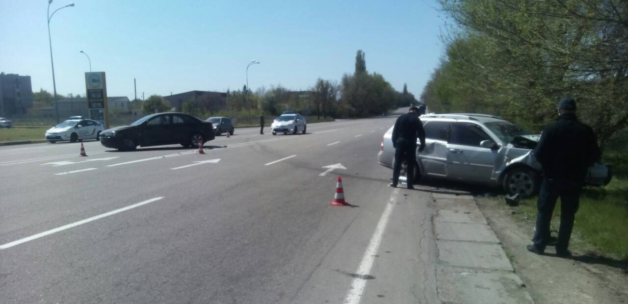 На въезде в Херсон случилось ДТП - водителя одного из автомобилей увезла 