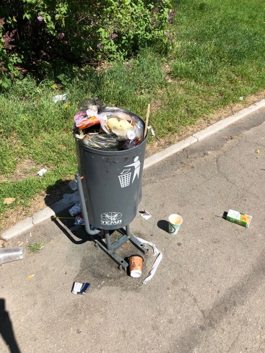 Проблему переполненных урн «выходного дня» в парках Херсона обещают решить