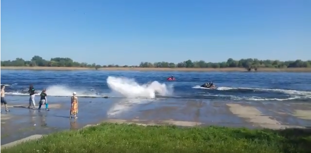 В Херсоне на набережной парка Славы шоу на скутерах прошло не совсем удачно (видео)