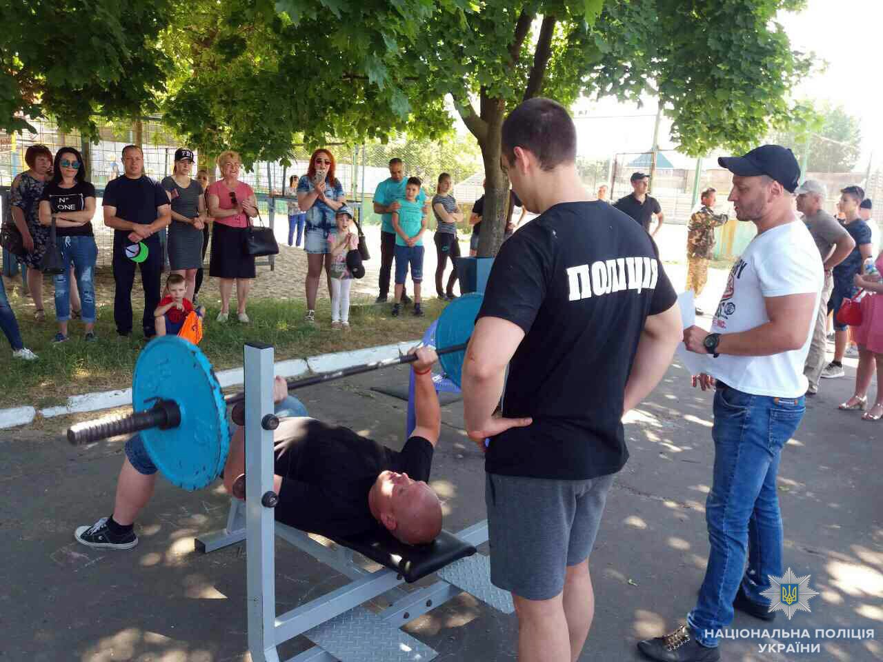 У Каховці поліцейські та рятувальники змагалися у багатоборстві