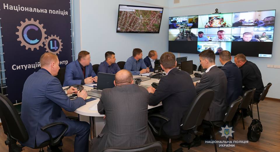 Відстрілюючись, грабіжниками ювелірного магазину влучили в авто херсонських патрульних
