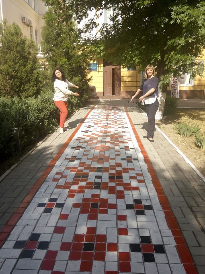До Херсонського обласного центру народної творчості веде вишиванкова доріжка (фотофакт)