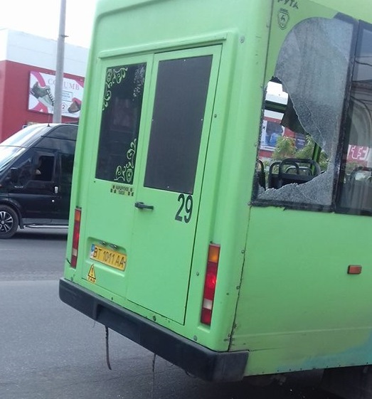 В результате ДТП с участием маршруток двух херсонок поранило осколками стекла