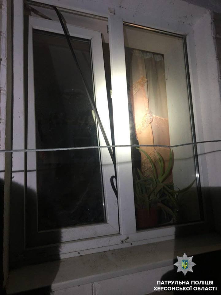 У Антонівці чоловік намагався потрапити до чужого будинку, але застряг у вікні