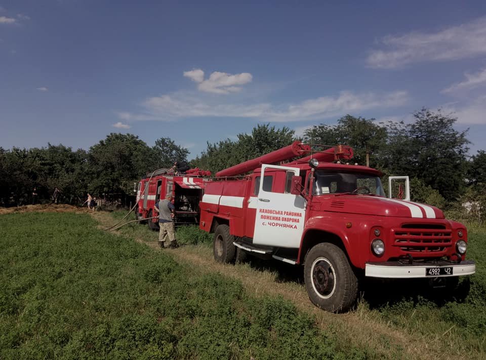 На Херсонщині вчора рятувальники двічі гасили сіно