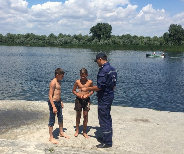 Херсонські рятувальники застерігають: на воді слід відпочивати безпечно