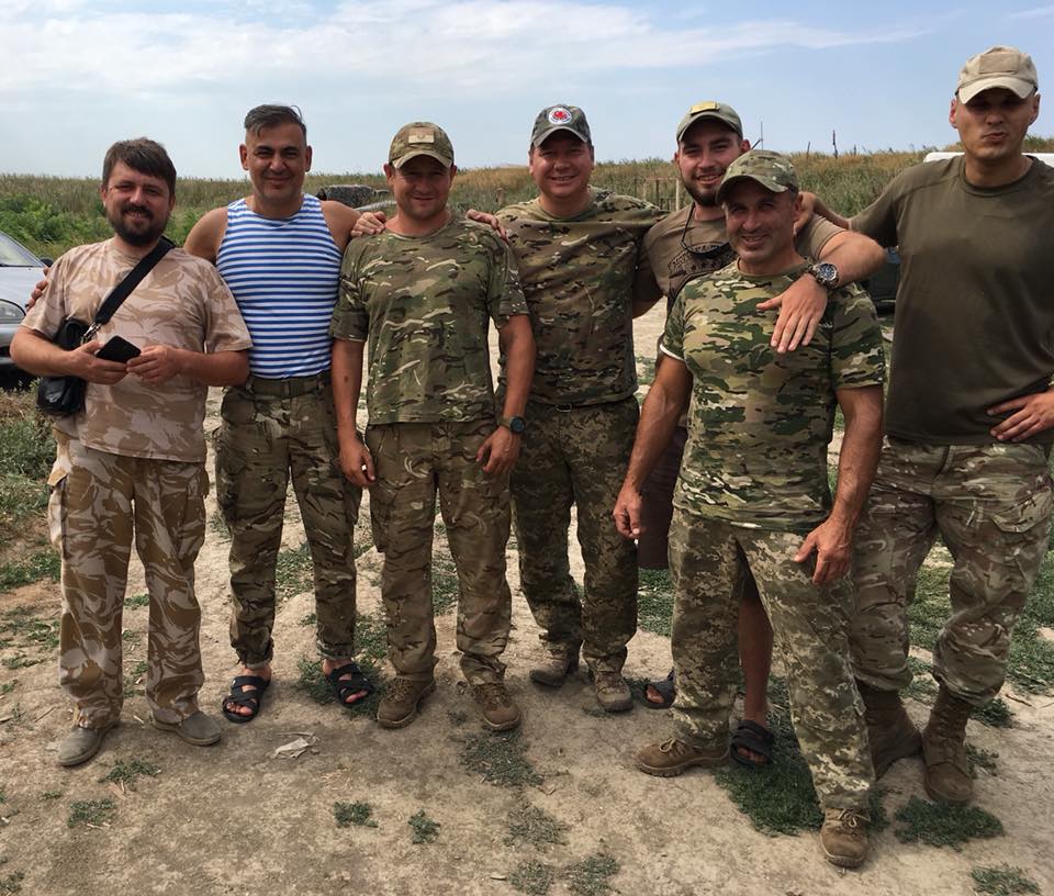 У пекельному донецькому степу херсонські кавуни втричі смачніші - Андрій Гордєєв з солодким гостинцем відвідав морпіхів на передовій